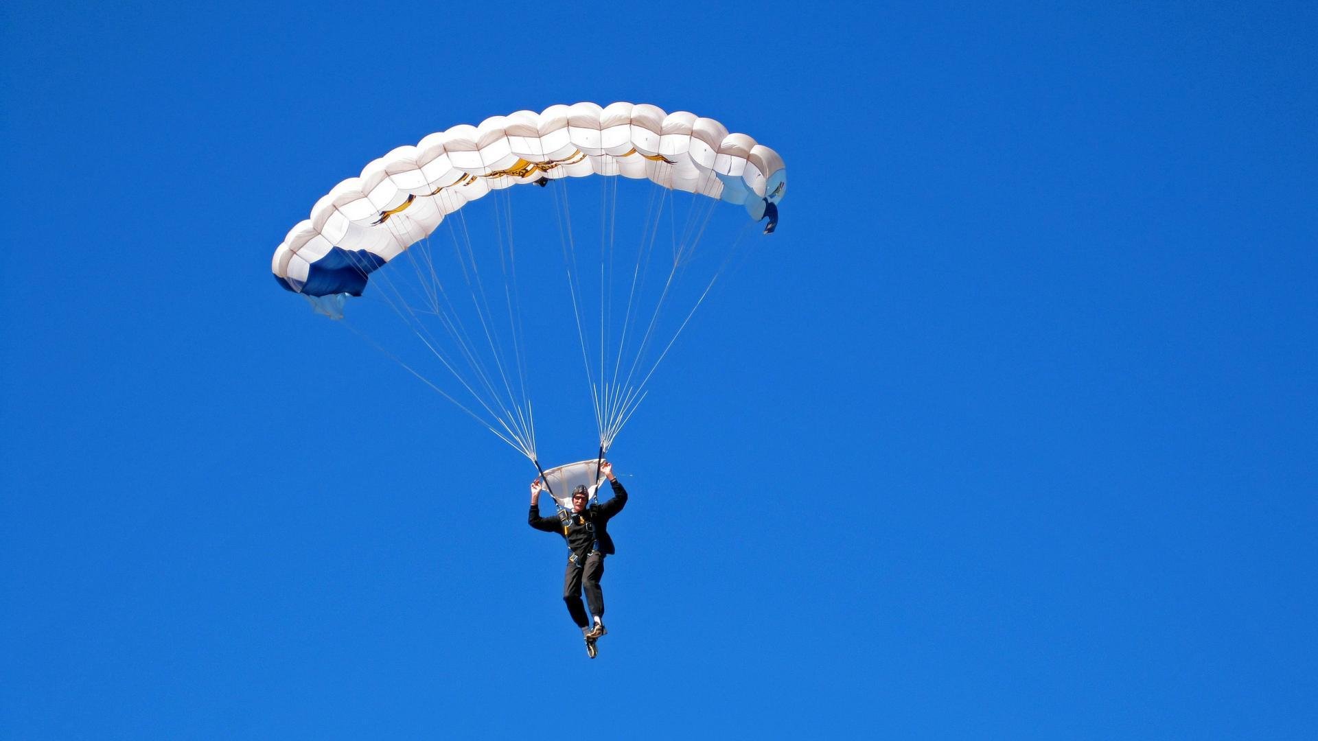 足球评述节目涌现 吸引新一代球迷关注，足球评论员经典段子